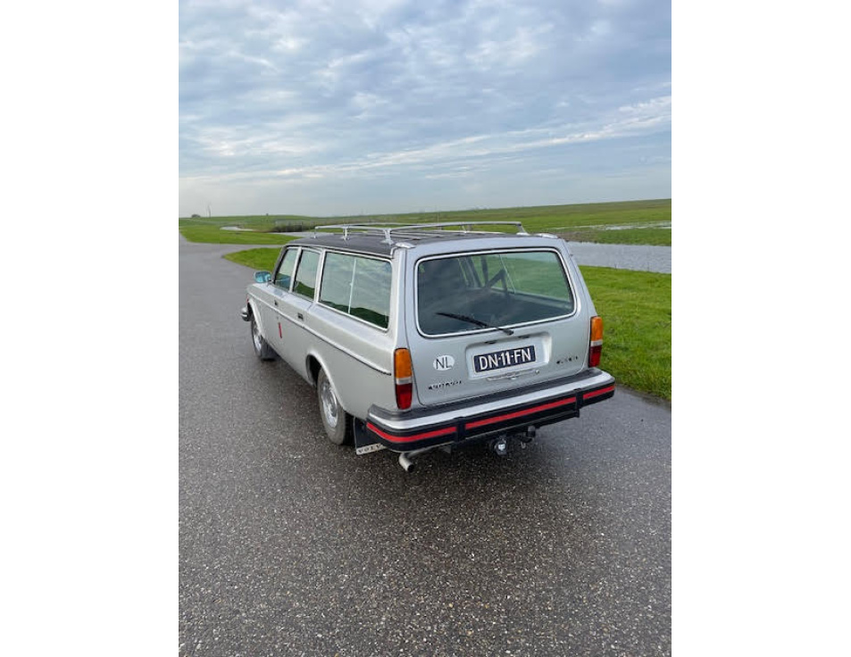 2 VOLVO 265