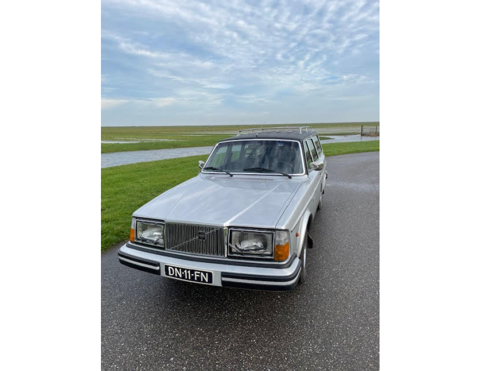3 VOLVO 265