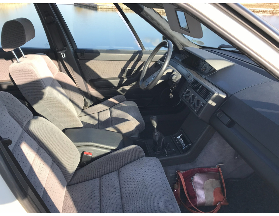 Foto 07 XM Wit 2 voorstoelen en dashboard