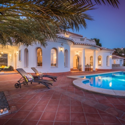 Zwembad en villa en lounge 3 Aug2018 10