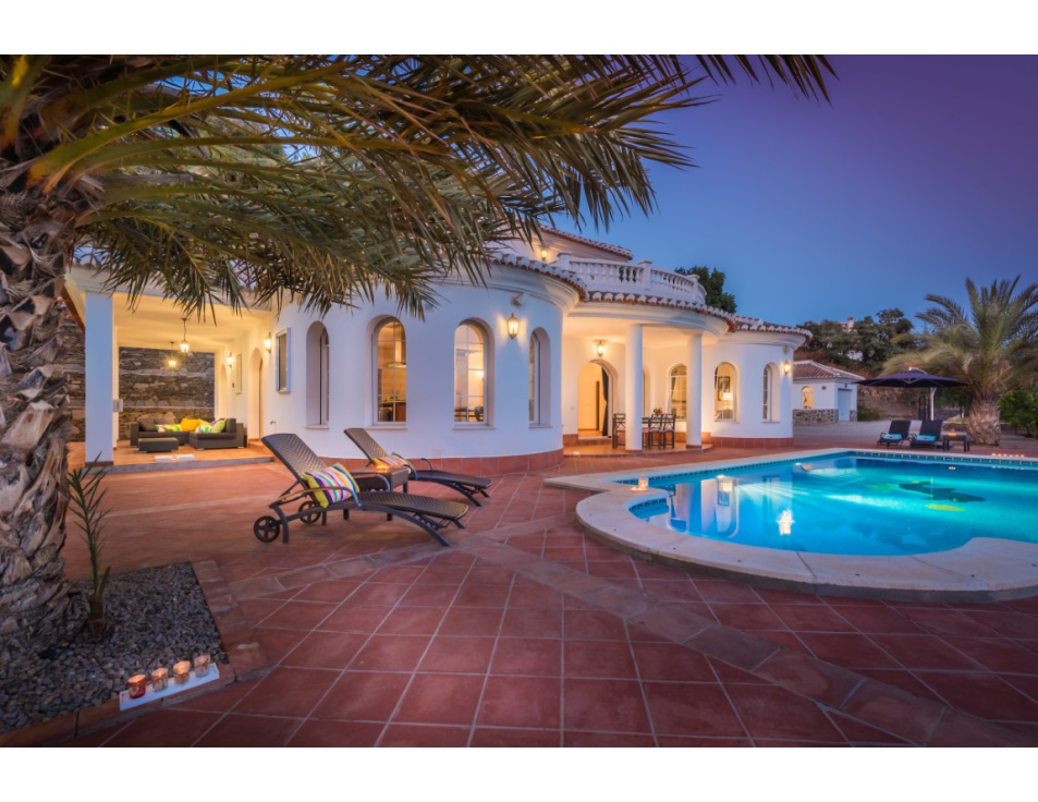 Zwembad en villa en lounge 3 Aug2018 10