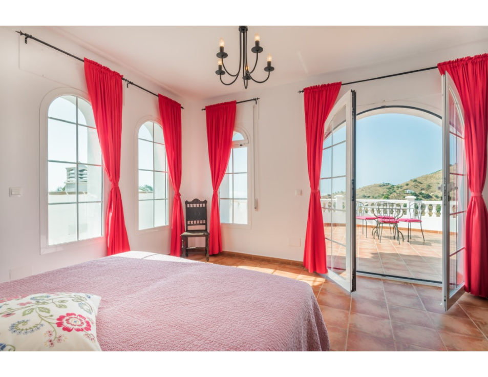 slaapkamer boven met zicht op terras Aug2018 38