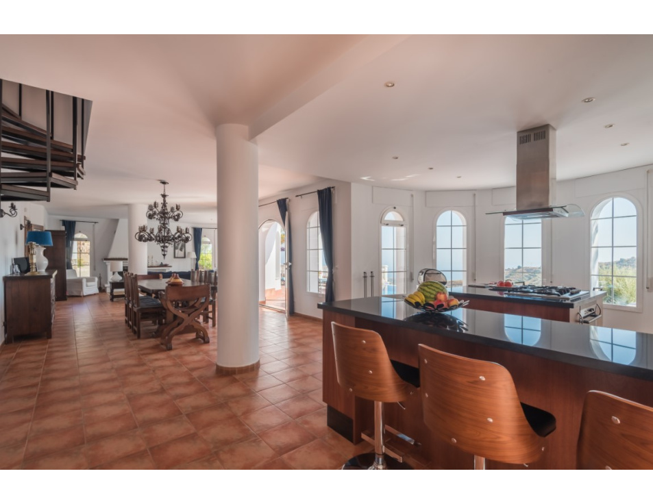 uitzicht vanaf keuken naar eetkamerAug2018 17